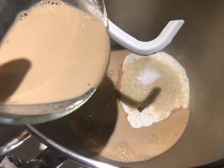 红茶牛奶辫子吐司,加入放凉的牛奶