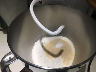 红茶牛奶辫子吐司,除干酵母、无盐奶油外，所有粉类放入搅拌盆