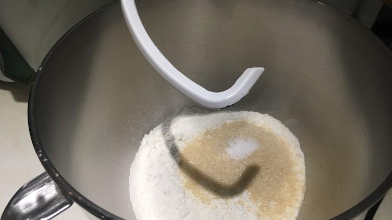 红茶牛奶辫子吐司,除干酵母、无盐奶油外，所有粉类放入搅拌盆