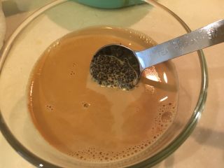 红茶牛奶辫子吐司,加入牛奶搅拌均匀