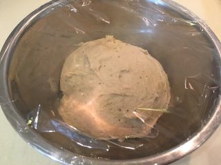 红茶牛奶辫子吐司,盖上湿布或保险膜，室温发酵1小时