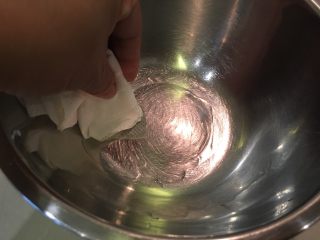 红茶牛奶辫子吐司,准备发酵盆，涂抹少量的油避免沾粘