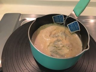 红茶牛奶辫子吐司,用小汤锅放入牛奶、红茶包，加热至沸腾即可