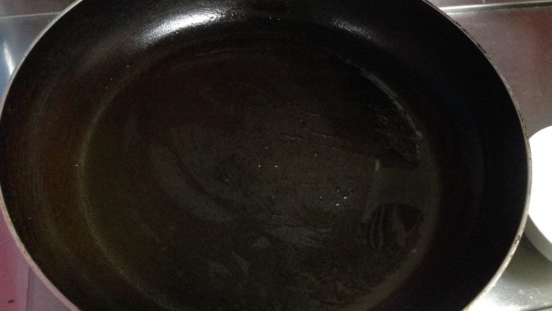 奶香胡萝卜鸡蛋饼,
平底锅刷上一层薄薄的油烧热