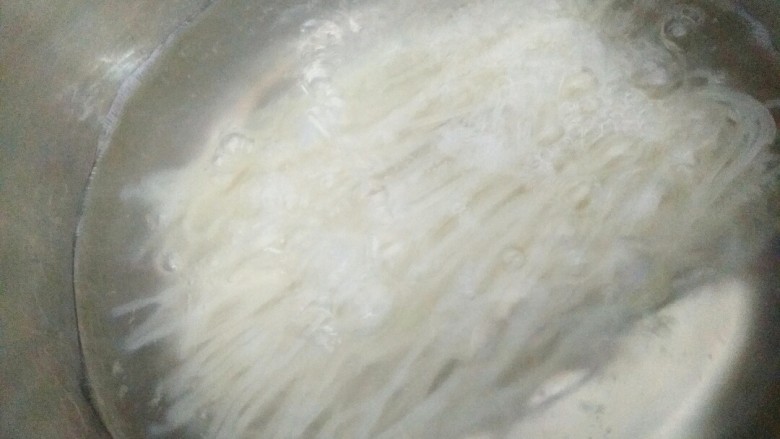 吃过就会上瘾的螺蛳粉

,锅内放入适量水烧开倒入泡过的干米粉煮15分钟左右，建议滴两滴醋，这样粉会非常Q。