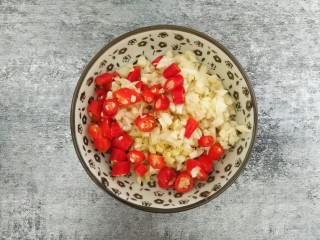 夏天开胃小菜~凉拌金针菇,小米椒切小段，蒜切末。