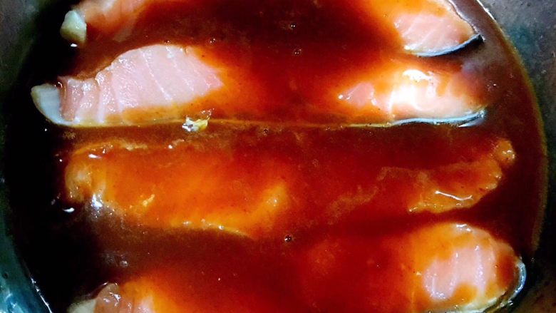 香酥三文鱼,三文鱼依次放入烧烤调料包中煨制20分钟入味