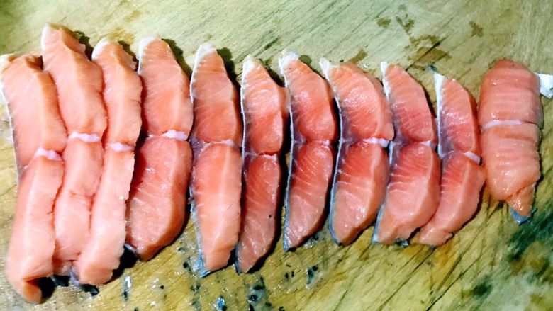香酥三文鱼,三文鱼斜片成厚度1厘米左右厚度的片状
