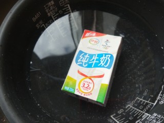 新文美食  葱油小花卷,纯牛奶放入盆中倒入一壶开水泡热合面。