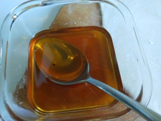 新文美食  葱油小花卷,最关键的油才使花卷好吃的，这里我提前用辣椒，花椒，葱姜蒜，炸制出来的油。