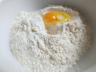 新文美食  葱油小花卷,面粉300克，加入鸡蛋一个，白糖一勺，酵母2克。