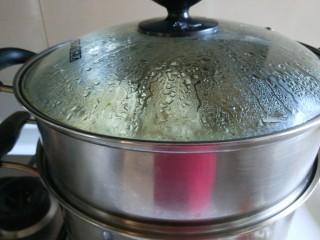 新文美食  葱油小花卷,放20钟后开火。蒸15分。稍等一下在打开锅盖。