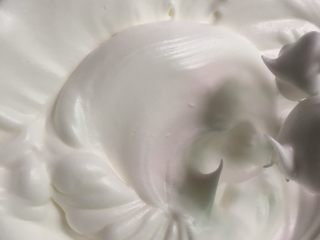 果干麦片蛋糕卷,蛋白分三次加入白糖打发好。