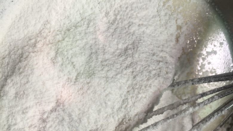 果干麦片蛋糕卷,过筛低筋面粉。