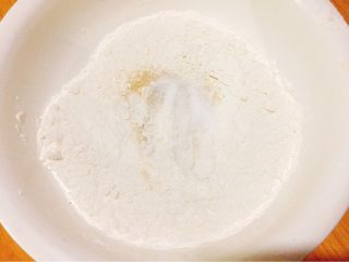 花样豆沙包,中筋面粉中加入细砂糖，发酵粉