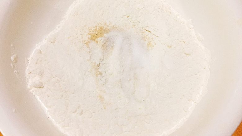 花样豆沙包,中筋面粉中加入细砂糖，发酵粉