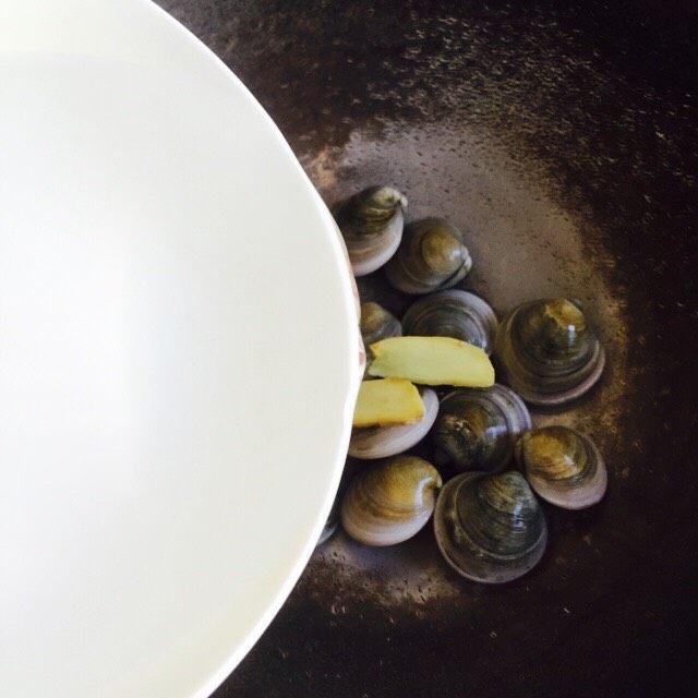 鲜美蛤蜊冬瓜汤,倒入一小碗的饮用水