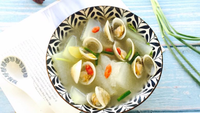 鲜美蛤蜊冬瓜汤,盛在漂亮的器皿