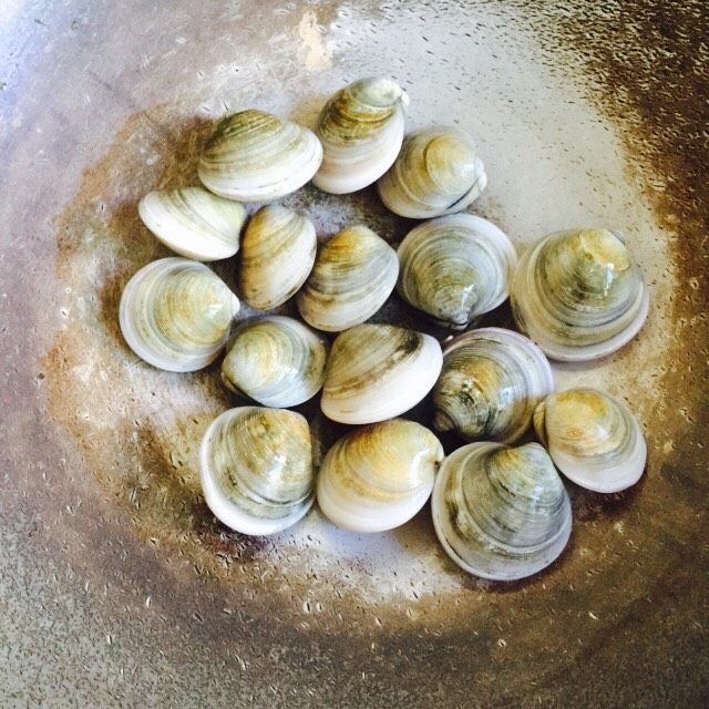 鲜美蛤蜊冬瓜汤,将清洗干净后的蛤蜊倒入锅内