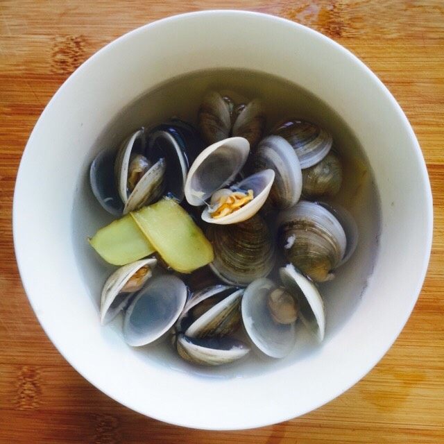 鲜美蛤蜊冬瓜汤,盛在碗里