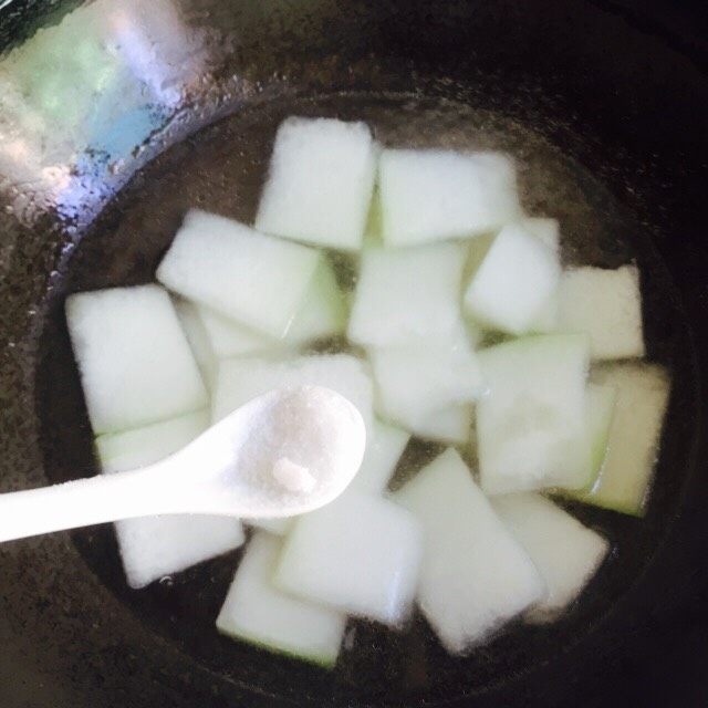 鲜美蛤蜊冬瓜汤,加1/2小茶匙盐，大火烧开转中火煮熟约5分钟即可关火