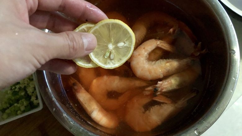 云霞鲜自天边来➕鲜美Q弹盐水虾,往香料汤中加入几片柠檬