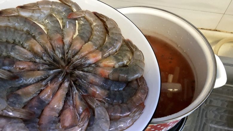 云霞鲜自天边来➕鲜美Q弹盐水虾,重新把锅里剩余的香料汤煮开，把海虾下锅