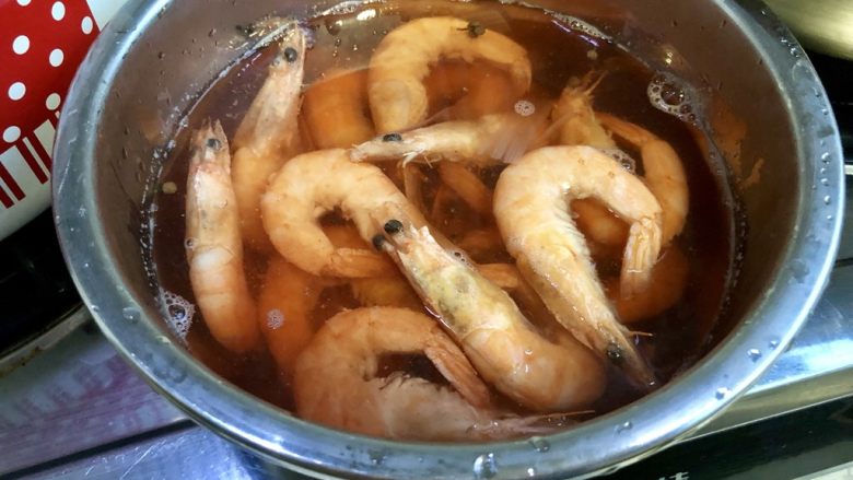 云霞鲜自天边来➕鲜美Q弹盐水虾,再次煮开后，把海虾捞出，放入刚才冰过的香料汤中。如果海虾比较大，可以在煮开后再煮一分钟即可。