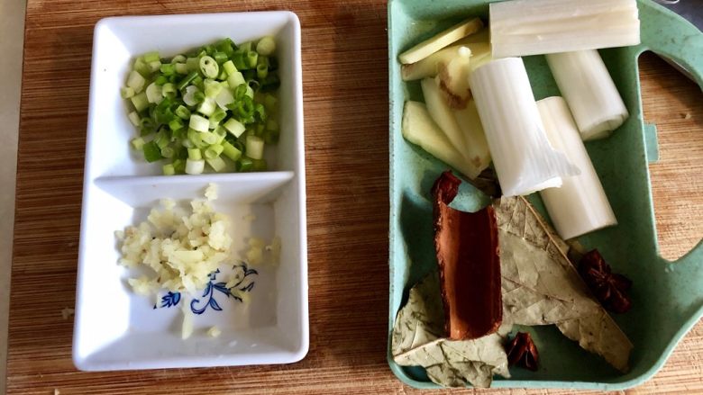 云霞鲜自天边来➕鲜美Q弹盐水虾,把配料处理一下：小葱切末，姜大部分切片，剩下的切末，葱白综切几段