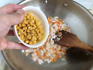 我爱炒饭系列➕虾仁玉米黄金炒饭,加入甜玉米粒，这个甜玉米粒是熟的，淘宝购买，用来做沙拉小食非常方便。
