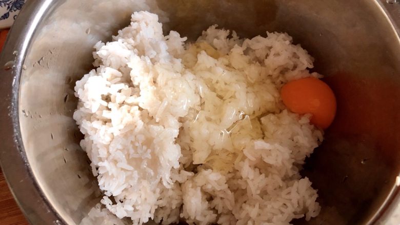 我爱炒饭系列➕虾仁玉米黄金炒饭,让米饭更容易炒散炒的粒粒分明的诀窍，一是要用隔夜米饭，二是炒米饭前在米饭中加入一颗鸡蛋