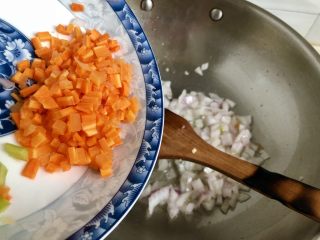 我爱炒饭系列➕虾仁玉米黄金炒饭,加入胡萝卜粒，煸炒半分钟
