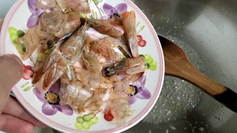 我爱炒饭系列➕虾仁玉米黄金炒饭,加入虾头虾壳，小火煎
