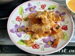我爱炒饭系列➕虾仁玉米黄金炒饭,把煎炸后的虾头虾壳沥油盛出