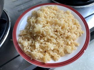 我爱炒饭系列➕虾仁玉米黄金炒饭,把炒好的米饭盛出备用
