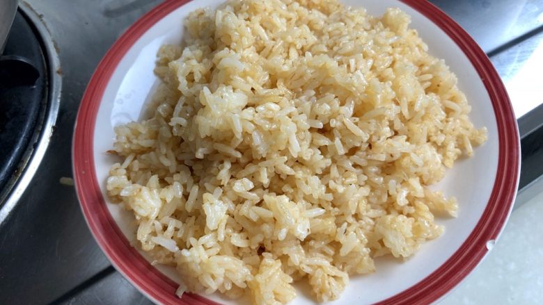 我爱炒饭系列➕虾仁玉米黄金炒饭,把炒好的米饭盛出备用