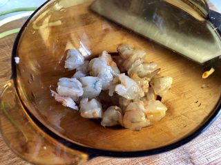 我爱炒饭系列➕虾仁玉米黄金炒饭,虾仁切粒，不要切的太小了，吃不出来就不爽了😛