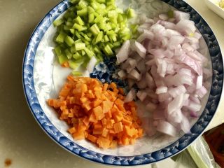 我爱炒饭系列➕虾仁玉米黄金炒饭,胡萝卜，洋葱，青椒分别切小丁，尤其是胡萝卜，尽量切的小一点