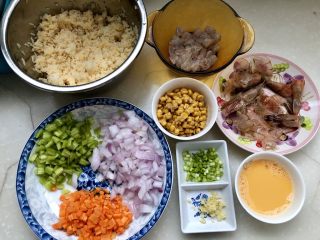 我爱炒饭系列➕虾仁玉米黄金炒饭,全部食材配菜都准备好了，开始炒饭😄