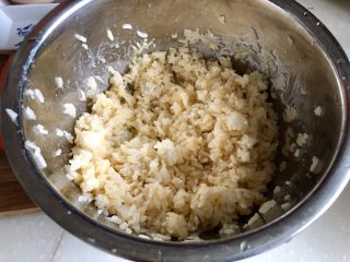 我爱炒饭系列➕虾仁玉米黄金炒饭,带上一次性手套把蛋液和米饭充分搅拌均匀，有些粘成团的米饭可以用手捏散，备用