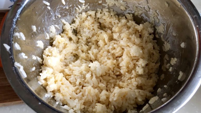 我爱炒饭系列➕虾仁玉米黄金炒饭,带上一次性手套把蛋液和米饭充分搅拌均匀，有些粘成团的米饭可以用手捏散，备用