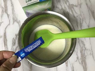 牛油果思慕雪,提前制作酸奶：酸奶杯中加入60克白糖、少许牛奶和1袋酸奶菌粉，搅拌至糖粉溶化