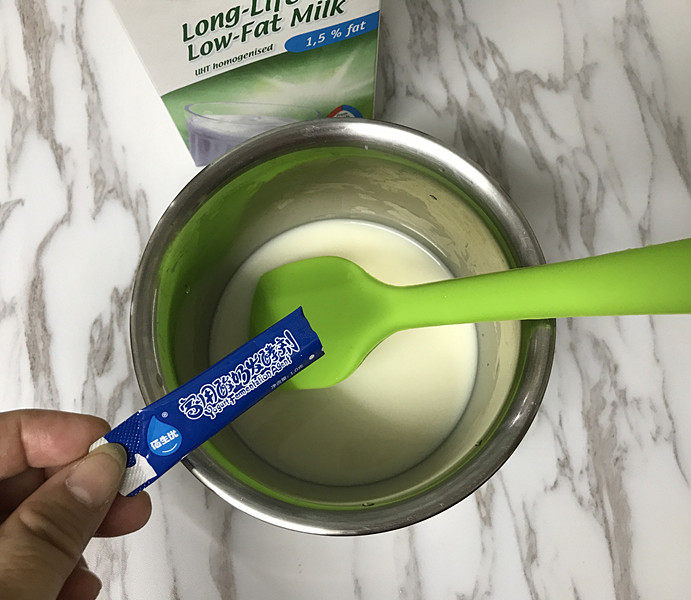 牛油果思慕雪,提前制作酸奶：酸奶杯中加入60克白糖、少许牛奶和1袋酸奶菌粉，搅拌至糖粉溶化