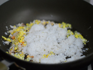 蟹肉蛋炒饭,再加入米饭炒散