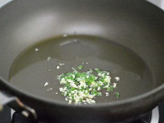 蟹肉蛋炒饭,锅里倒入少许油，爆香姜葱沫