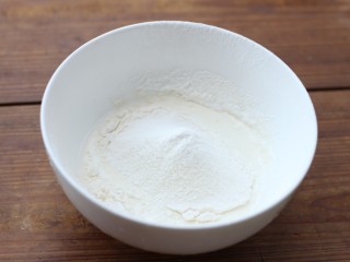 轻芝士蛋糕,牛奶B称量好，过筛加入低筋面粉和玉米淀粉A