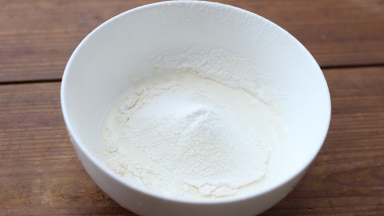 轻芝士蛋糕,牛奶B称量好，过筛加入低筋面粉和玉米淀粉A
