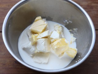 轻芝士蛋糕,接下来制作蛋黄糊，将奶油奶酪、无盐黄油和牛奶A称量好放在一个盆中，隔热水用手动打蛋器搅拌，混合均匀至顺滑状态，从热水中取出放置5分钟左右，使混合液降温