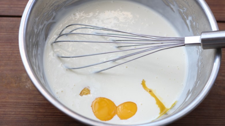 轻芝士蛋糕,加入5个蛋黄，用手抽搅拌均匀