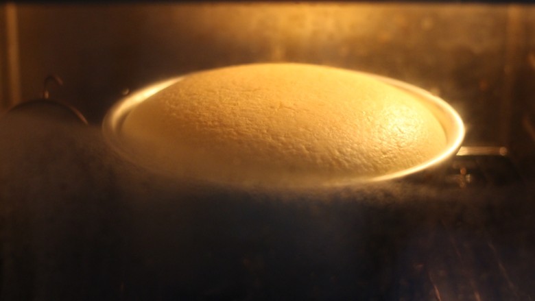 轻芝士蛋糕,烤箱提前150度预热，最底层放一个烤盘装满热水，在同一层架上烤网，面糊做好后送入烤箱最底层的烤网上水浴烘烤，上火150度，下火160度，烘烤70分钟
